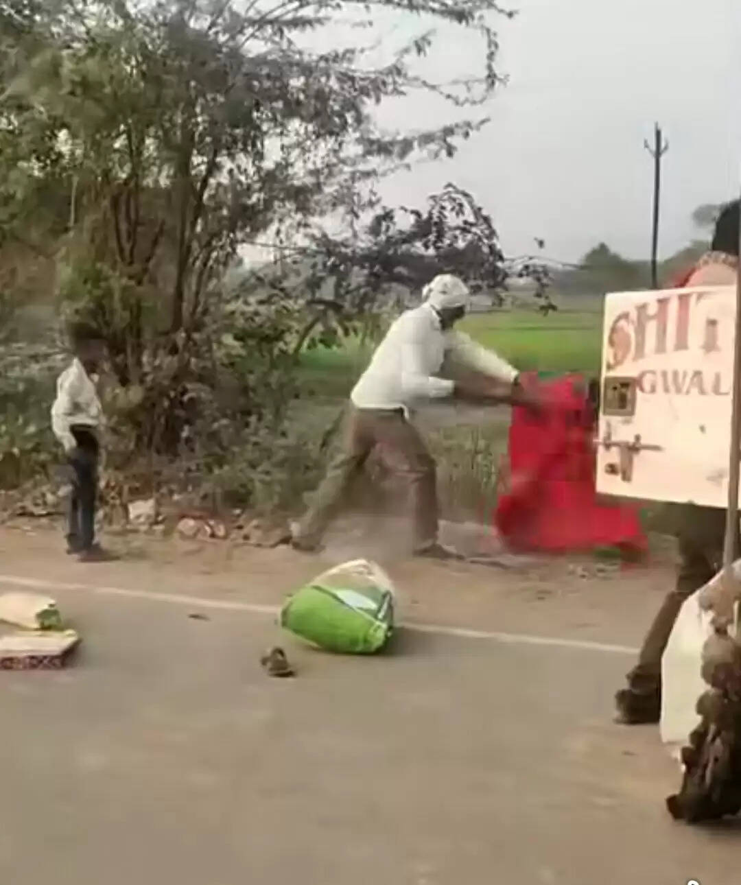 शिवपुरी : किराए को लेकर बस कंडक्टर ने महिला यात्री से की मारपीट, मामला दर्ज