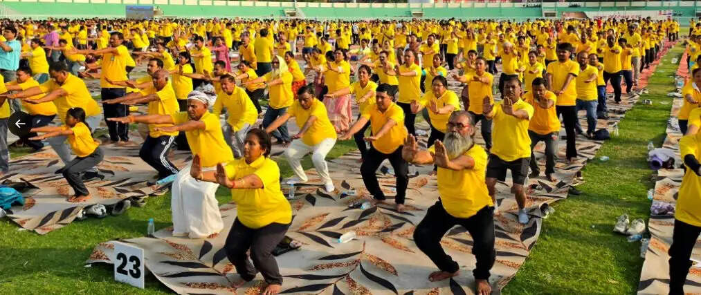 ब्रजेश पाठक ने किया योगाभ्यास, कहा नियमित करें योग रहें निरोग