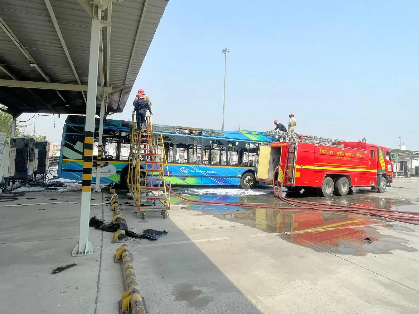 रोहिणी डिपो में चार्जिंग पाइंट पर खड़ी डीटीसी बस में लगी आग