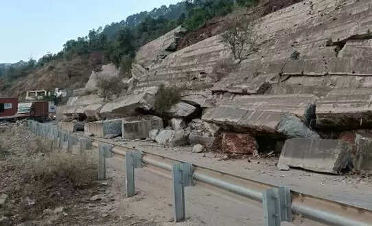 जम्मू-श्रीनगर राष्ट्रीय राजमार्ग पर सुरक्षा दीवार का एक हिस्सा ढहा, वाहनों की आवाजाही बाधित
