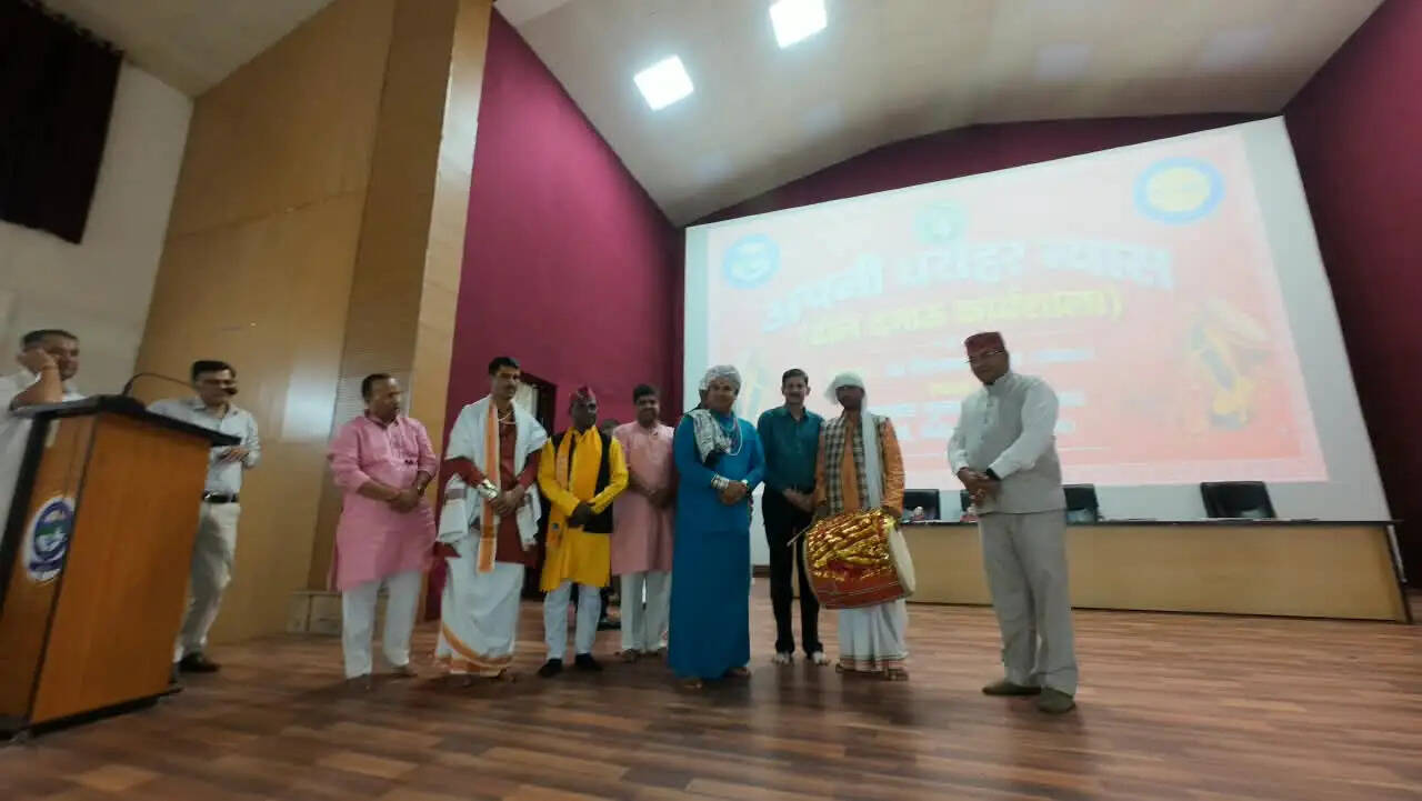 ढोल-दमाऊ और हुड़का की प्रस्तुतियों ने दिखाई उत्तराखंड की लोक विरासत