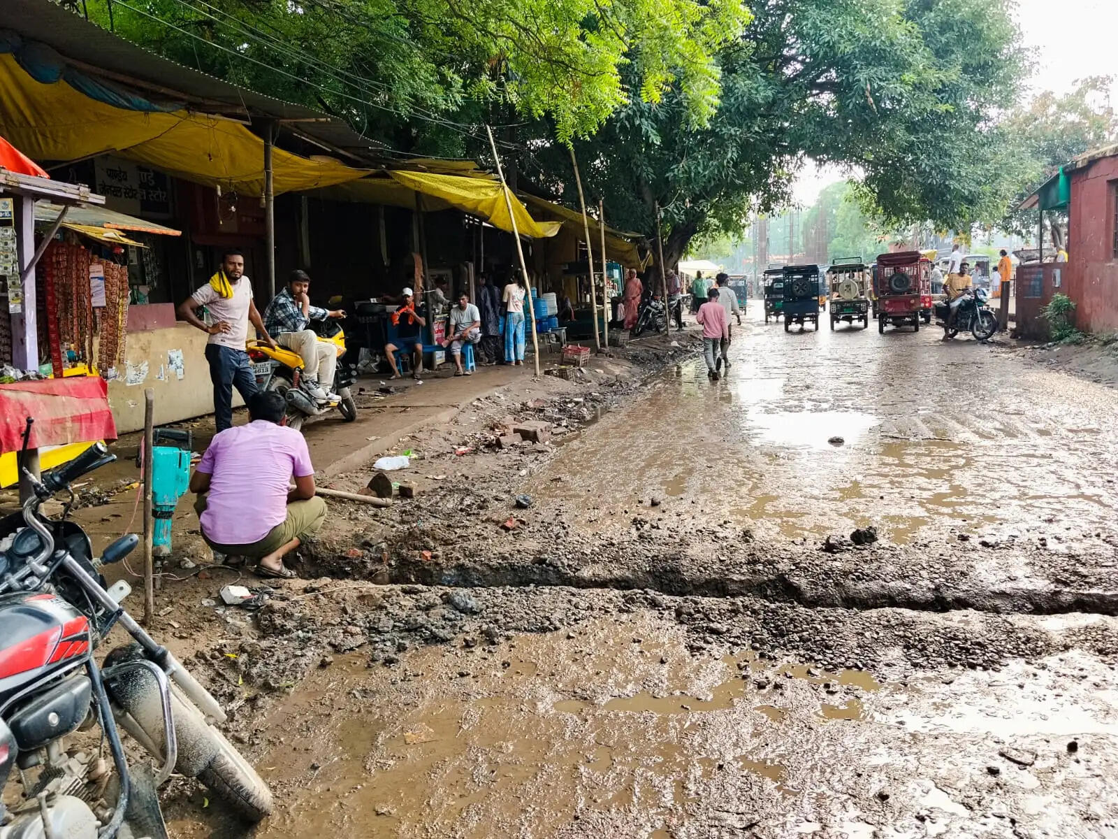 रेलवे का अजूबा कारनामा - सड़क काटकर अर्द्ध निर्मित नाले में करा रहा सीवरेज की नाली का निर्माण*