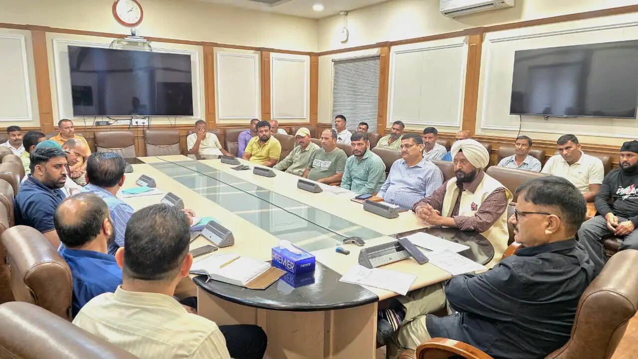 जावेद राणा ने सुनीं लोगों की समस्याएं, लंबित विकास कार्यों के शीघ्र समाधान के निर्देश