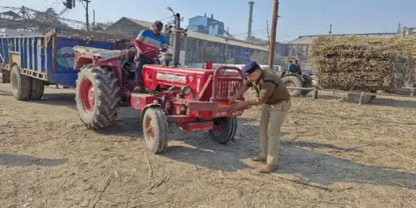 पुलिस ने अभियान चलाकर गन्ना किसानों के ट्रैक्टर ट्रालियों पर लगाए रिफ्लेक्टर टेप