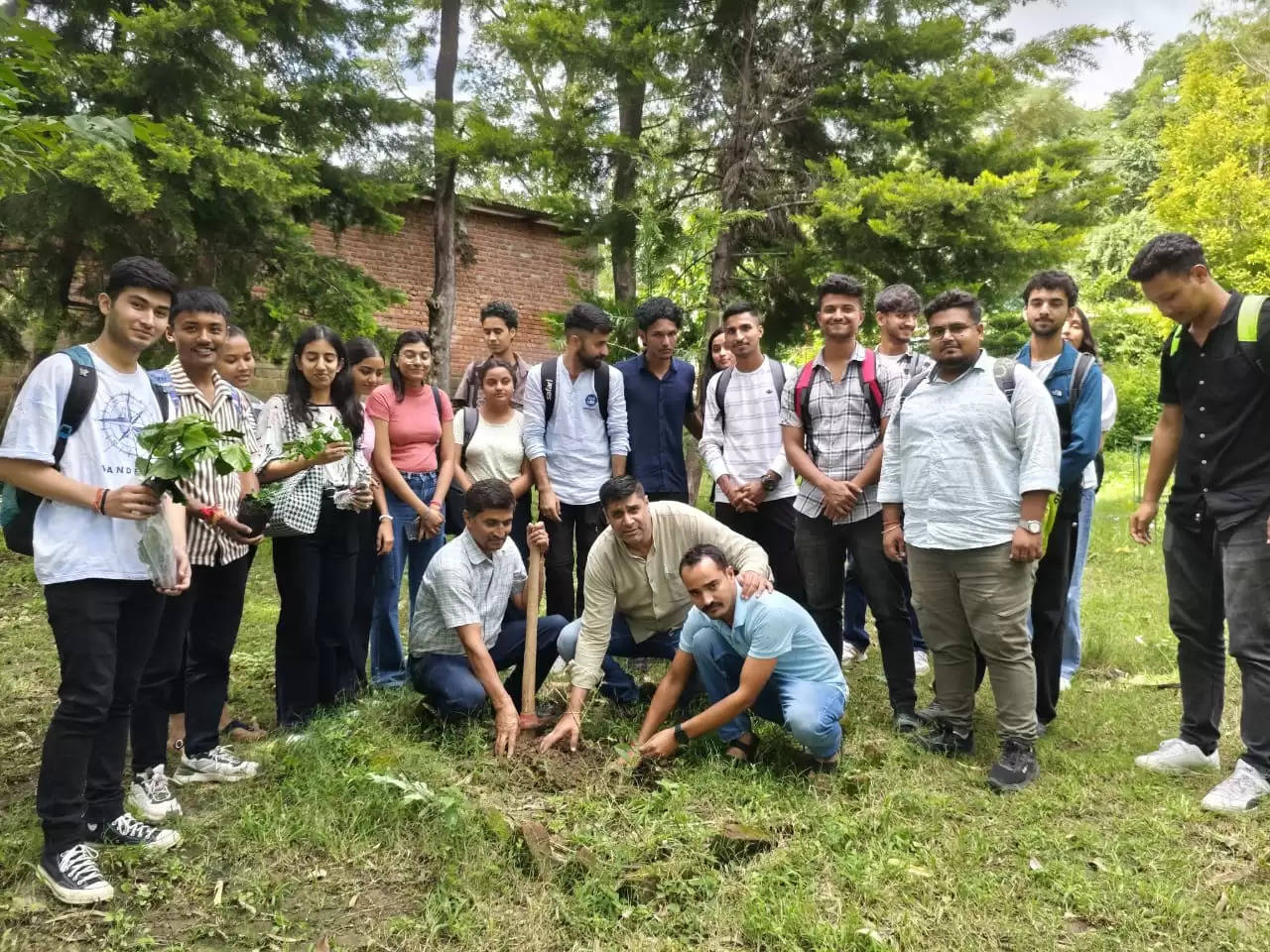 सीयू के धर्मशाला और शाहपुर परिसर में पौधे रोपकर दिया पर्यावरण संरक्षण का संदेश