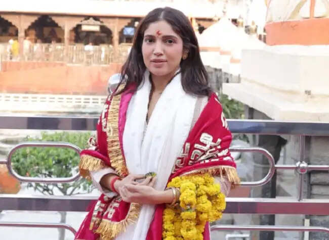 अभिनेत्री भूमि पेडनेकर ने उज्जैन में बाबा महाकाल के दर्शन कर पूजा-अर्चना की