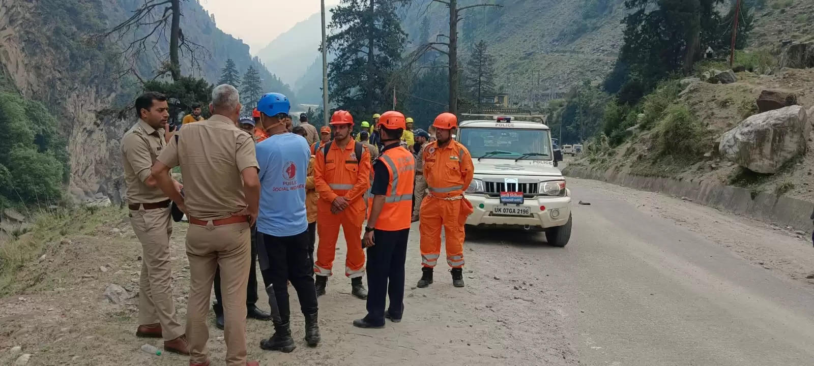 (अपडेट) उत्तरकाशी में गंगोत्री राष्ट्रीय राजमार्ग पर पहाड़ी से गिरे पत्थर, एक की मौत, 10 घायल