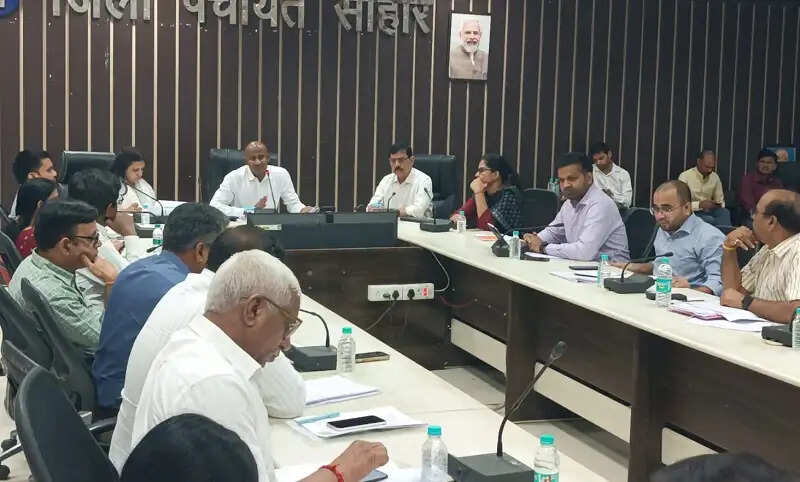 आमजन की समस्याओं का करें त्वरित निराकरण, स्वीकार नहीं की जाएगी लापरवाहीः कलेक्टर बालागुरू