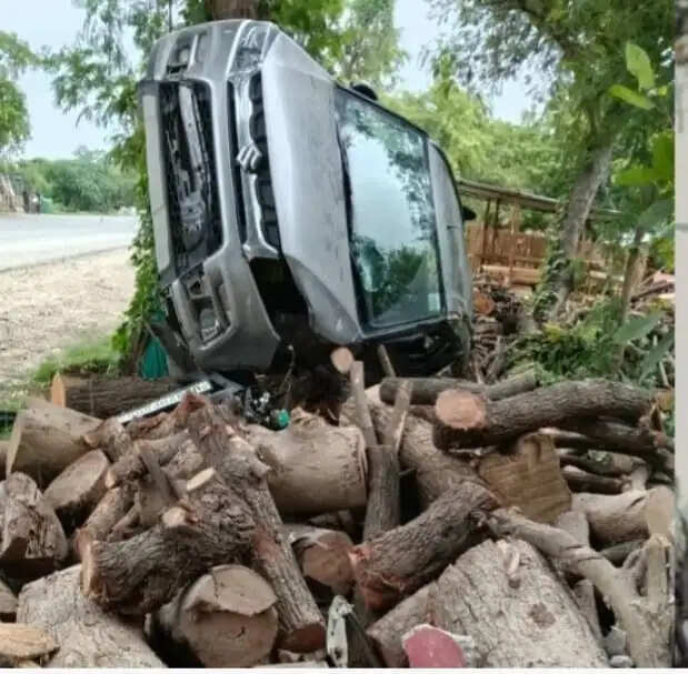 तेज रफ्तार कार लकड़ी के ढेर पर चढ़ी, युवक की मौत, परिजनों ने जताई हत्या की आशंका