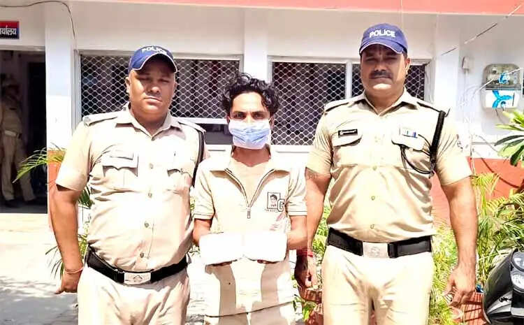नशे की गोलियों के साथ सैफ अली गिरफ्तार