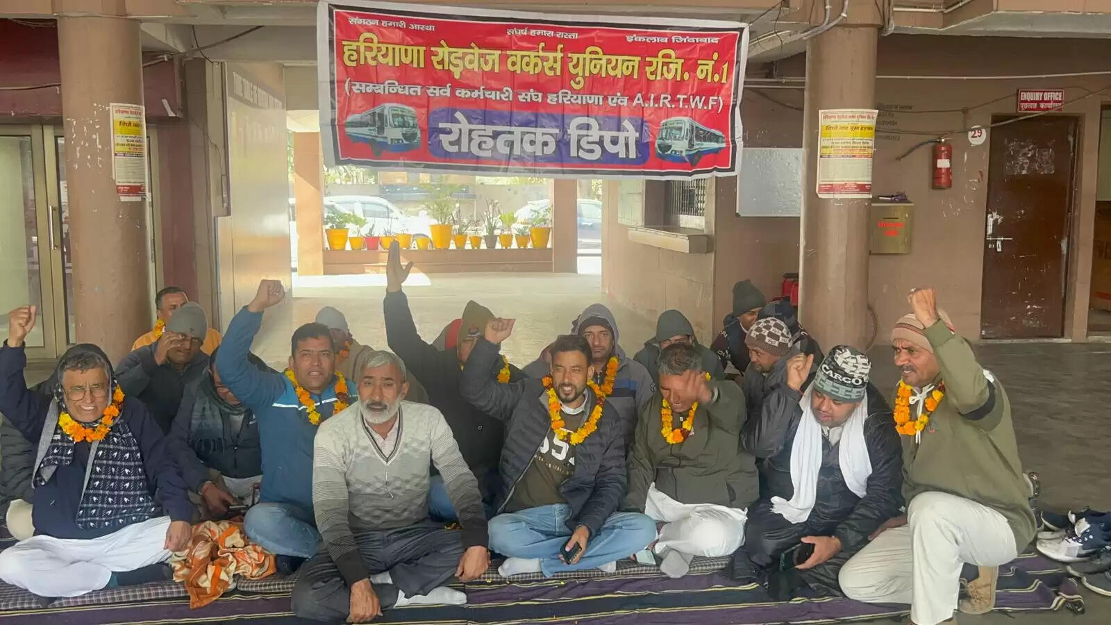 रोडवेज कर्मचारियों ने राेहतक में की सांकेतिक भूखड़ताल