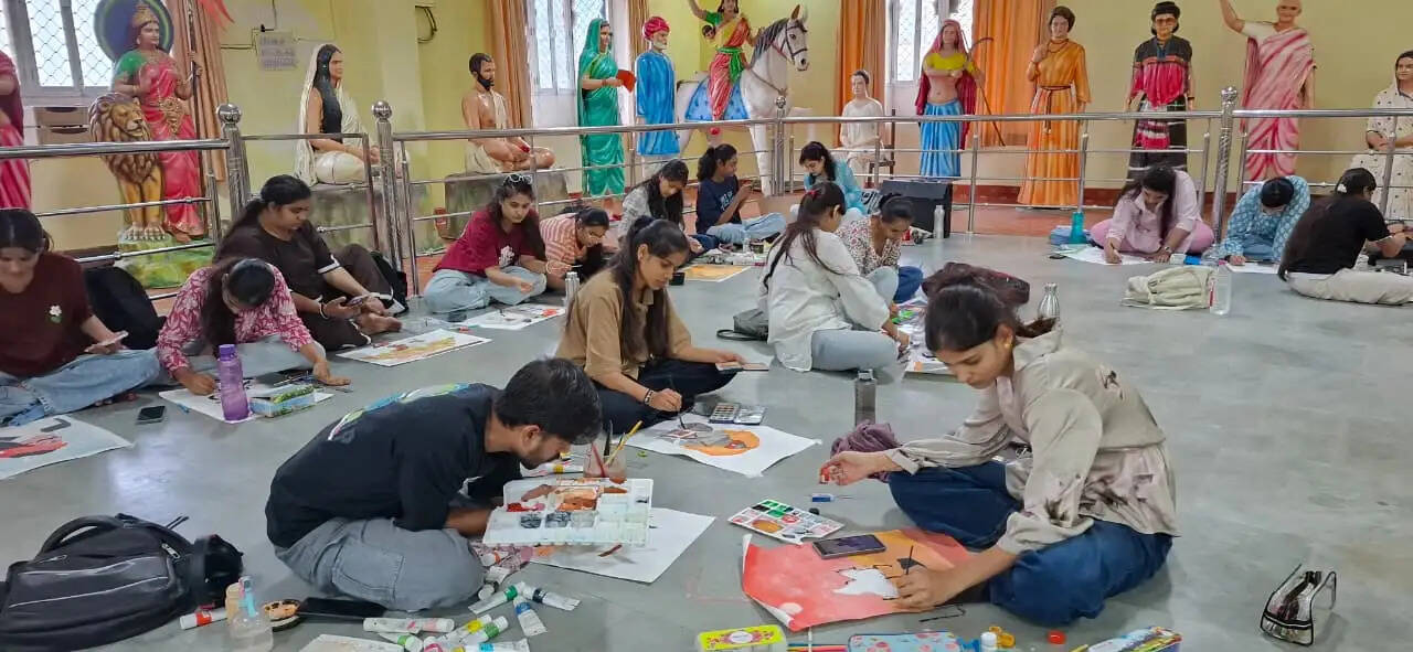 चित्रकला प्रतियोगिता में उमड़ा उत्साह: मानो नन्हें हाथों में सिमट कर धरती के सारे रंग प्रताप गौरव केन्द्र घूमने चले आए हों