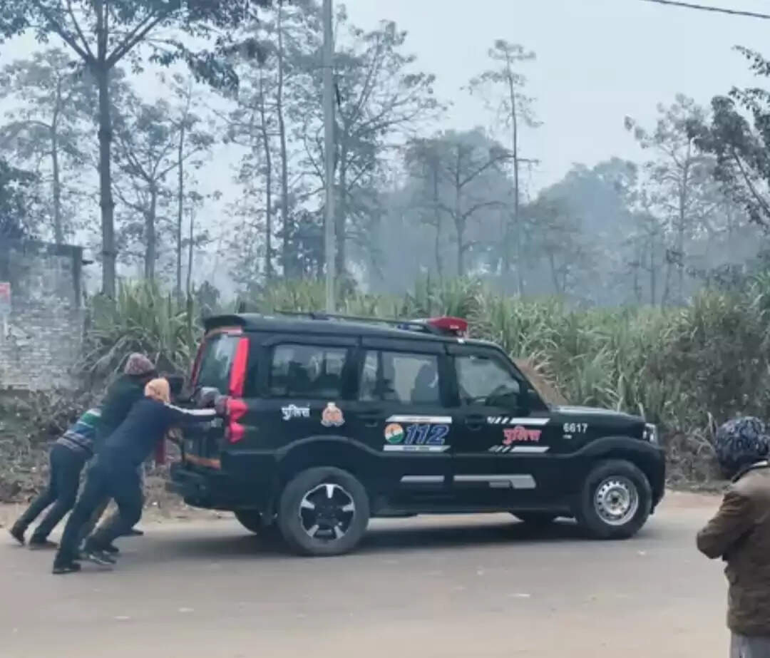सीतापुर पुलिस की पीआरवी-- चल यार-धक्का मार