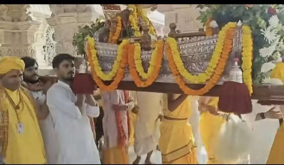 अयोध्या : राम मंदिर में शुरू हुआ रामलला का झूलनोत्सव