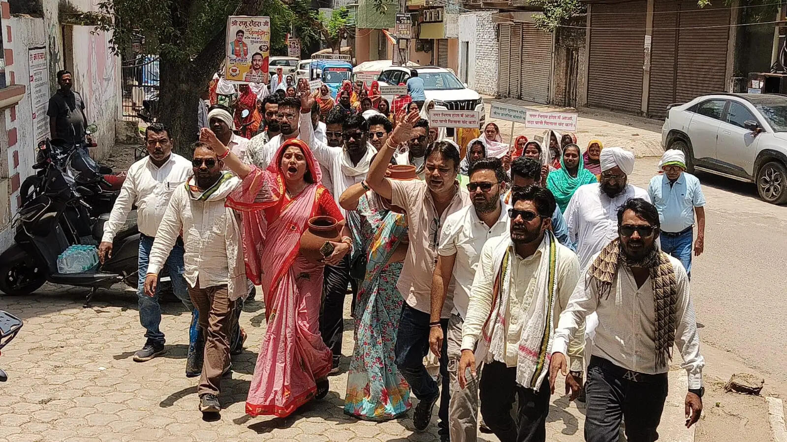 दूषित पानी से उबला डाक बंगला वार्ड, मटकी फोड़कर किया निगम कार्यालय का घेराव
