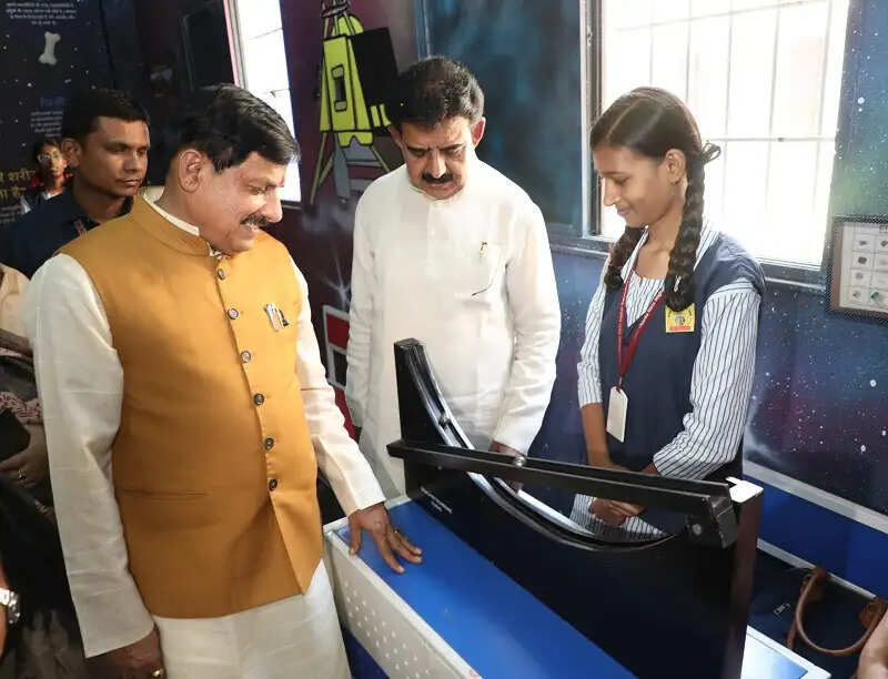 मप्रः इंदौर में स्कूल चले हम अभियान के तहत शासकीय शारदा कन्या विद्यालय पहुंचे मुख्यमंत्री