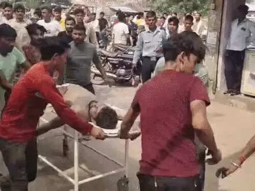 कुएं से मोटर निकालते समय कीचड़ में फंसे पिता-पुत्र की मौत