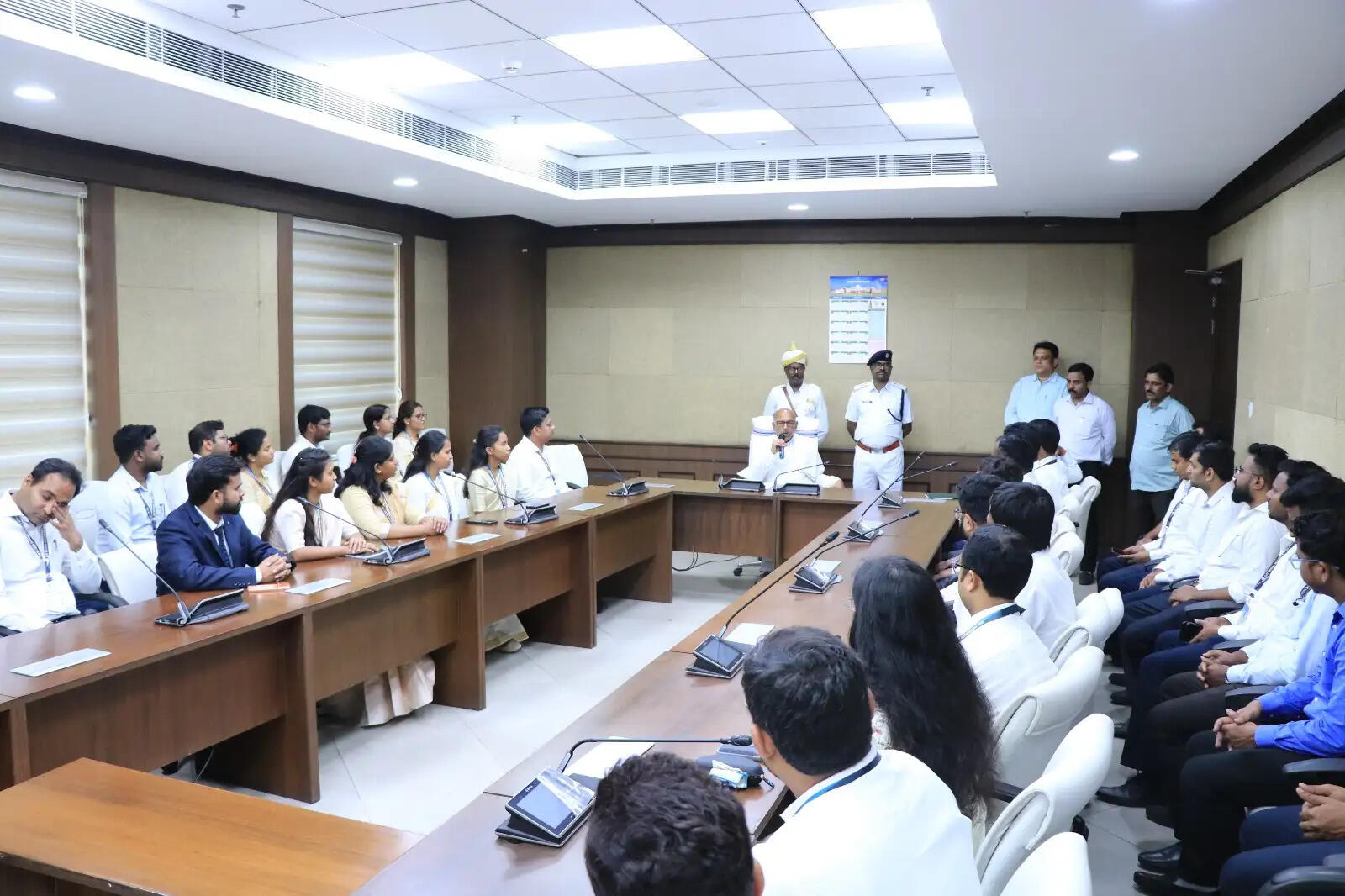 झारखंड वित्त सेवा के प्रशिक्षणरत पदाधिकारियों ने किया विधानसभा का भ्रमण