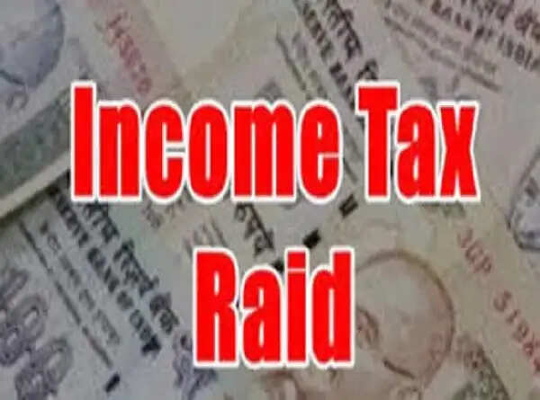 बसपा विधायक उमाशंकर सिंह के घर आयकर का छापा