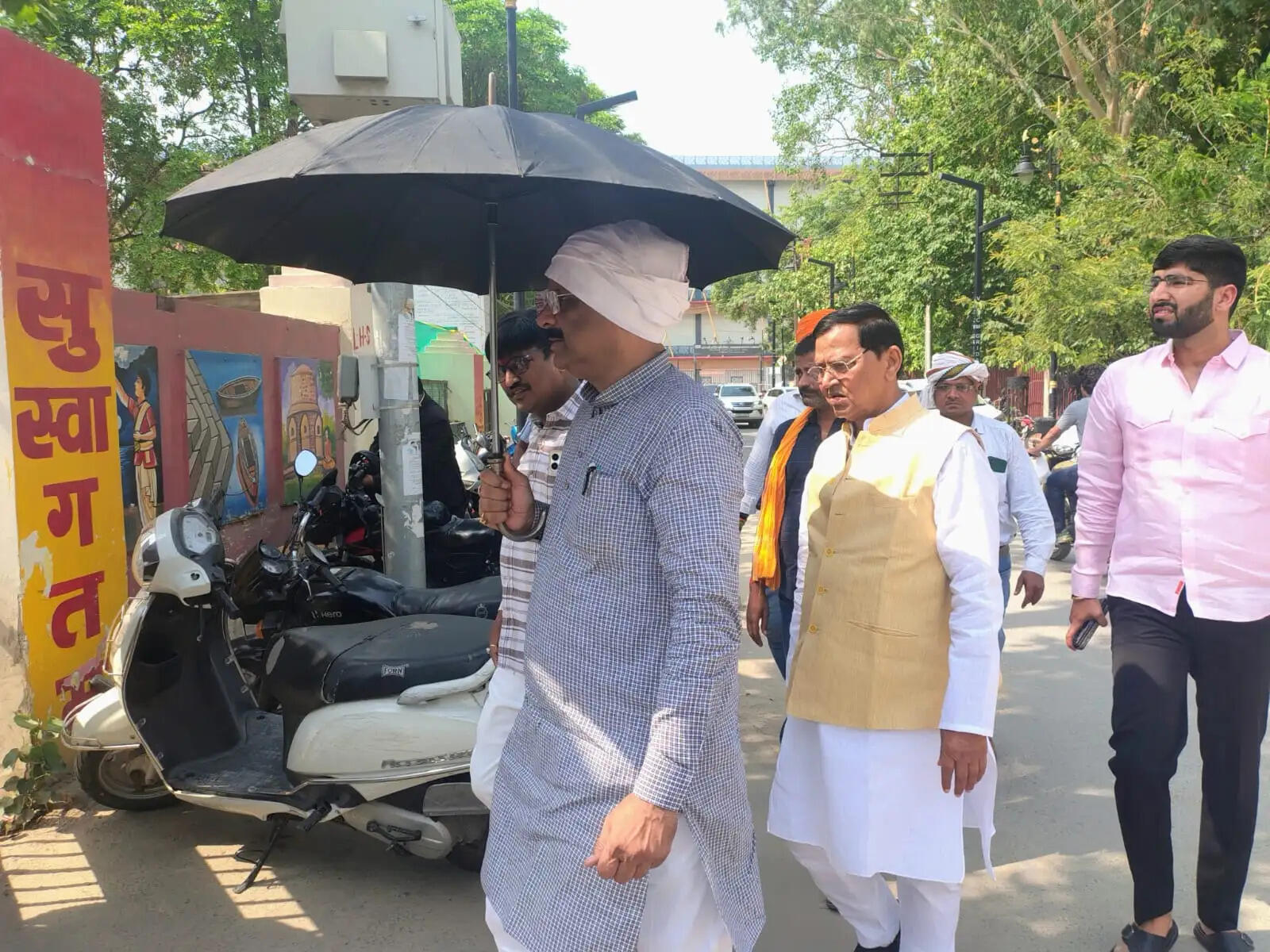 नगर निगम का 'नो फ्यूल डे' अभियान, महापौर छाता तानकर पैदल चले तो ई-स्कूटी से दफ्तर पहुंचे नगर आयुक्त