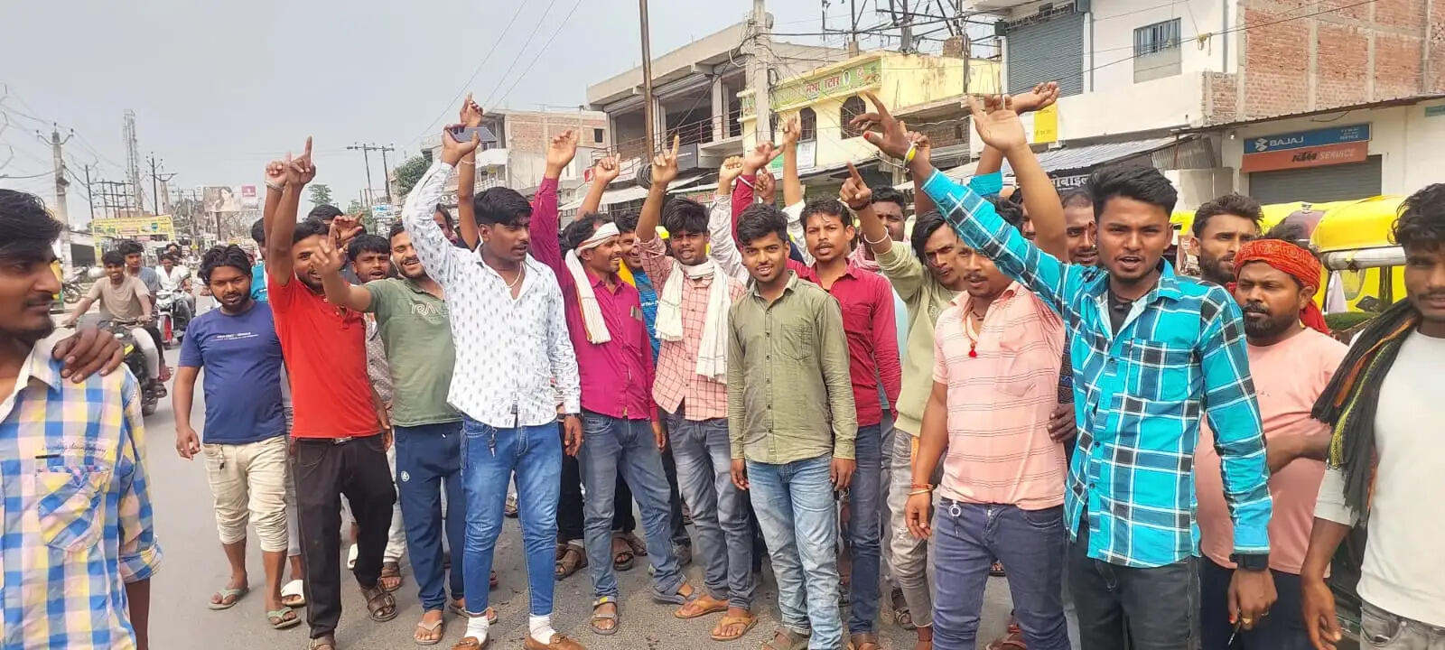 गैस की किल्लत के बीच वित्तीय सहायता से निकाले गए सैकड़ों ऑटो के साथ ड्राईवर ने किया प्रदर्शन