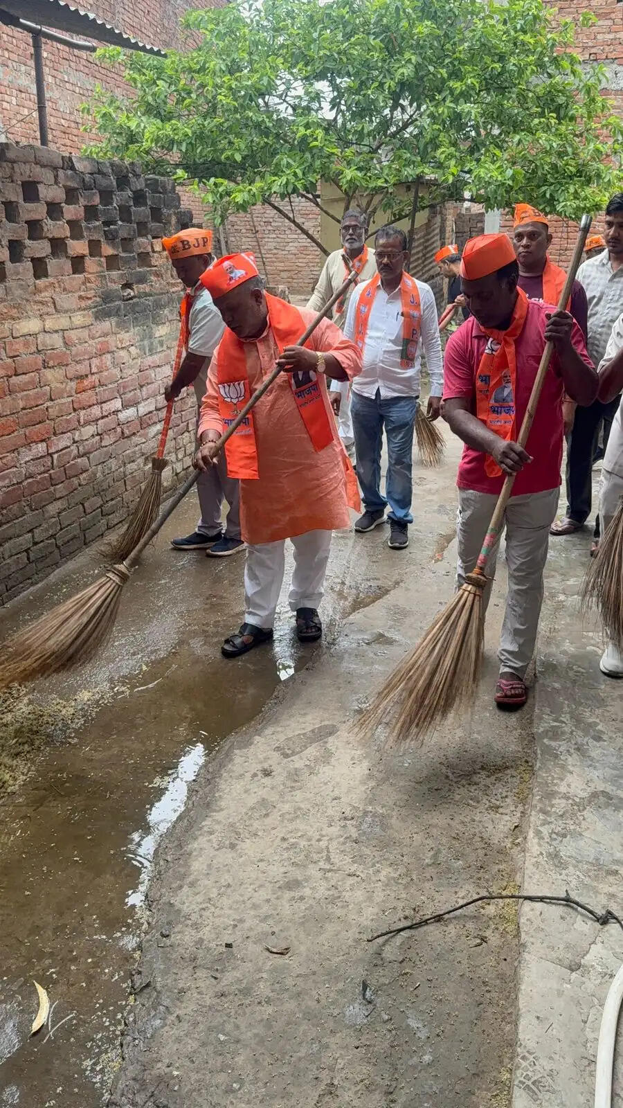 भाजपा के स्थापना दिवस पर जनप्रतिनिधियों व पार्टी पदाधिकारियों ने किया सम्पर्क