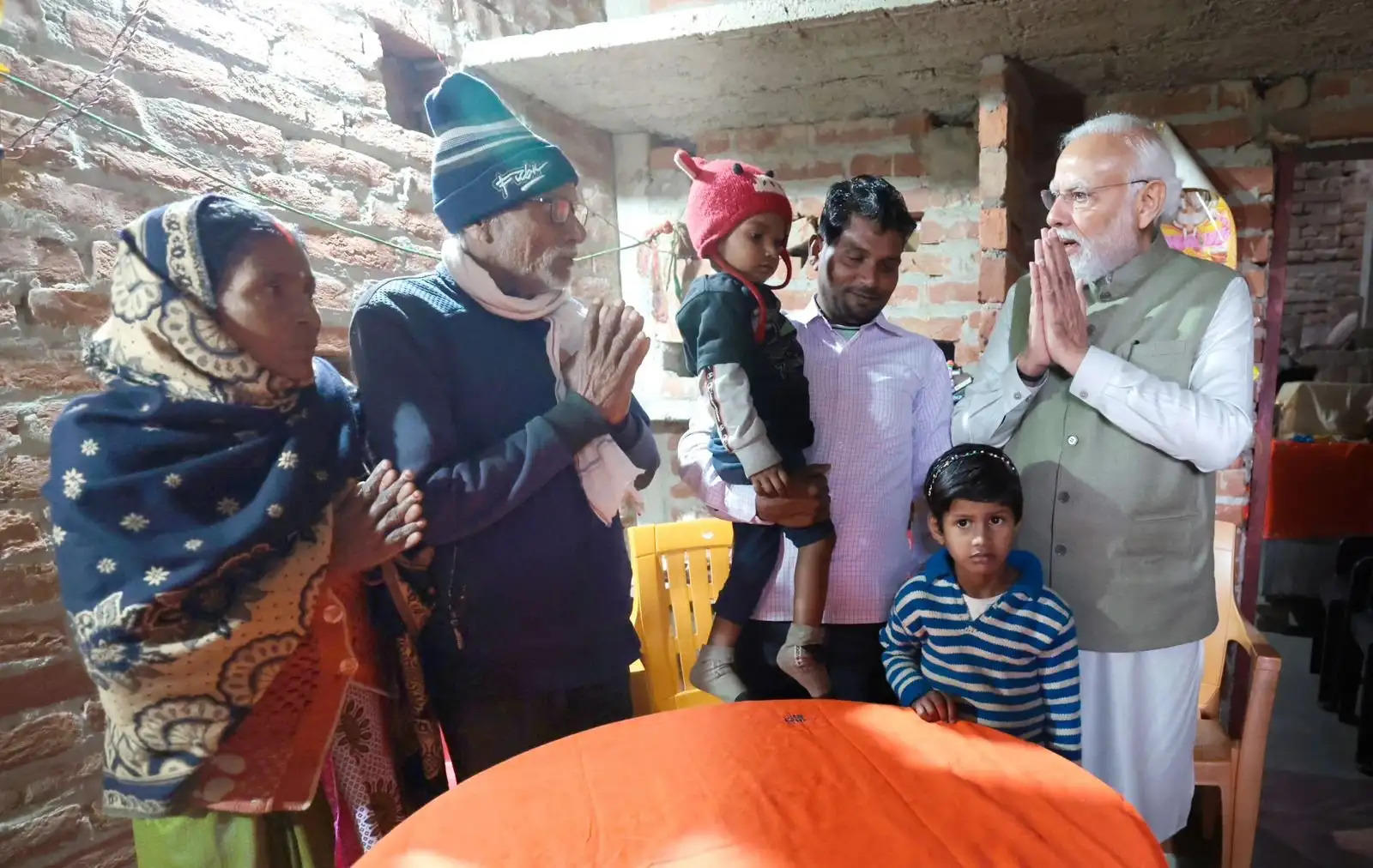 अयोध्या में उज्ज्वला योजना की लाभार्थी के घर अचानक चाय पीने पहुंचे प्रधानमंत्री