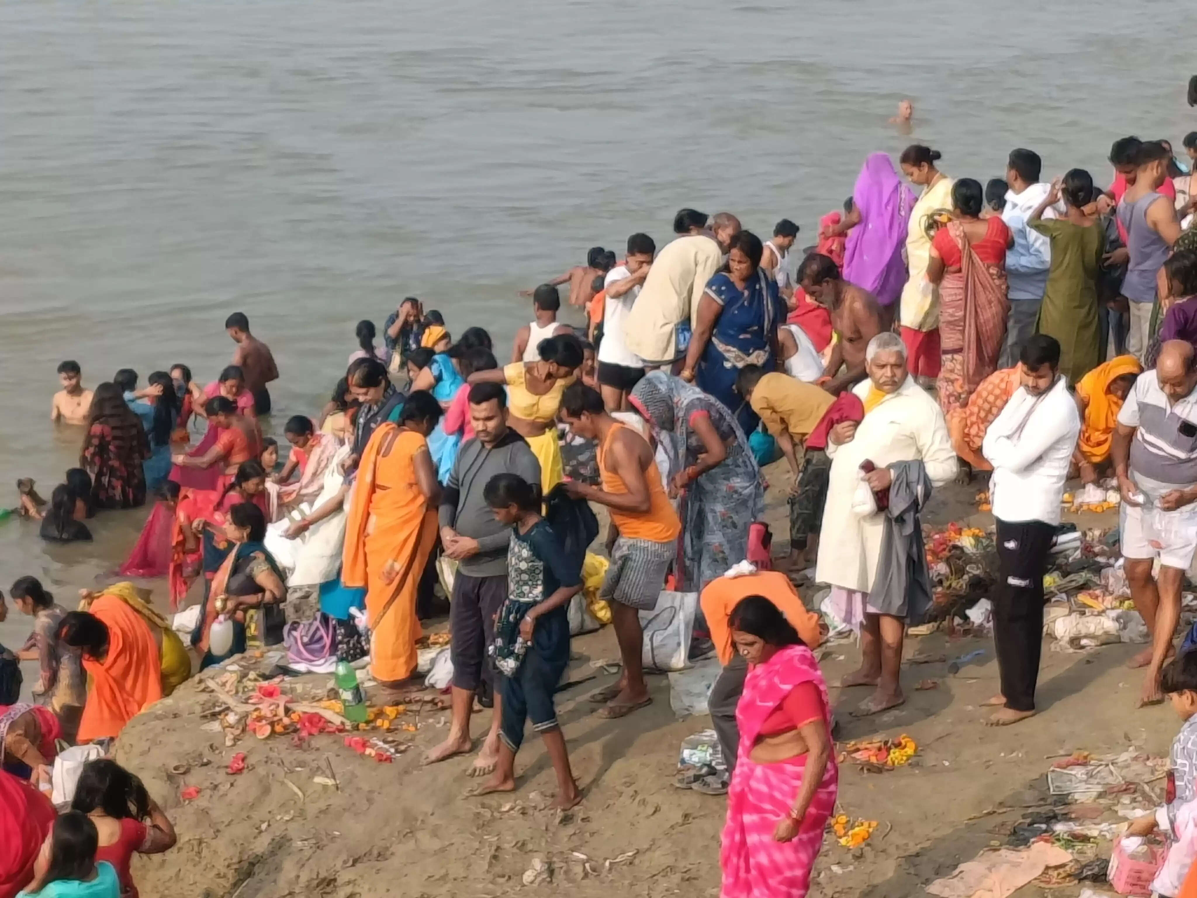 कार्तिक पूर्णिमा पर बलिया में पांच लाख श्रद्धालुओं ने लगायी आस्था की डुबकी