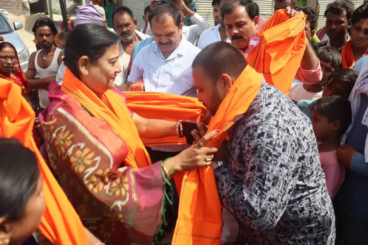 वैशाली लोकसभा क्षेत्र से एनडीए उम्मीदवार वीणा देवी ने विभिन्न गांवों में किया जनसंपर्क