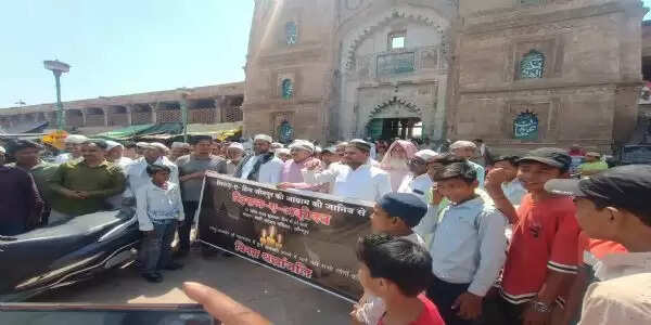 जम्मू कश्मीर में हुए आतंकी हमले के विरोध में अटाला मस्जिद पर शिराजे हिंद की आवाम द्वारा आतंकवादी संगठनों के खिलाफ प्रदर्शन