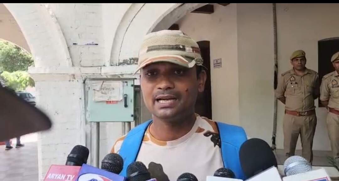 कानपुर : इलाज में लापरवाही का आरोप, आईटीबीपी कांस्टेबल मां के कटे हाथ के साथ पहुंचे पुलिस कमिश्नर कार्यालय