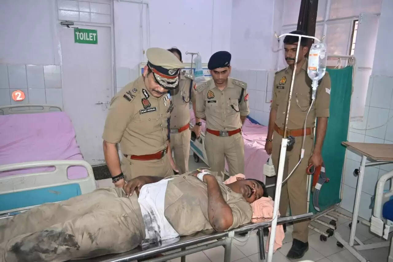 मारपीट में घायल दरोगा की हालत गम्भीर, ट्रामा सेंटर पहुंचे पुलिस कमिश्नर