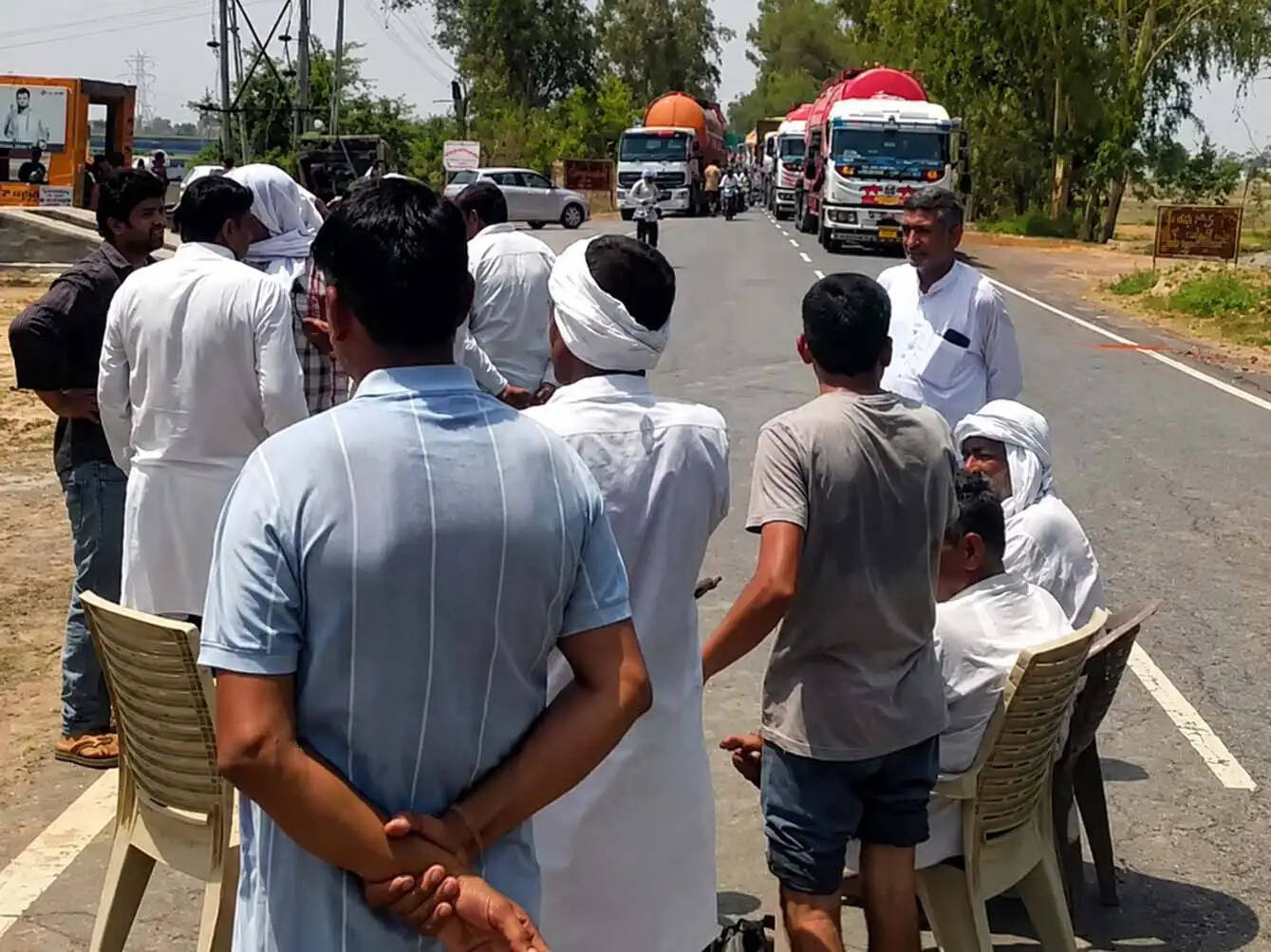 हांसी : बिजली संकट से परेशान किसानों ने बरवाला रोड पर लगाया जाम