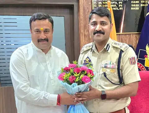 नशा मुक्त अभियान को लेकर डीआईजी श्रीधर पाटिल से की मुलाकात,&nbsp;युवाओं को नशे से दूर रखने और सकारात्मक समाज निर्माण पर हुई चर्चा