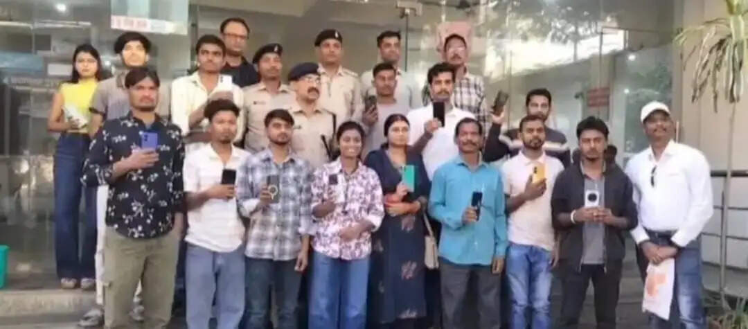 पुलिस ने वापस किए लोगों के गुम मोबाइल