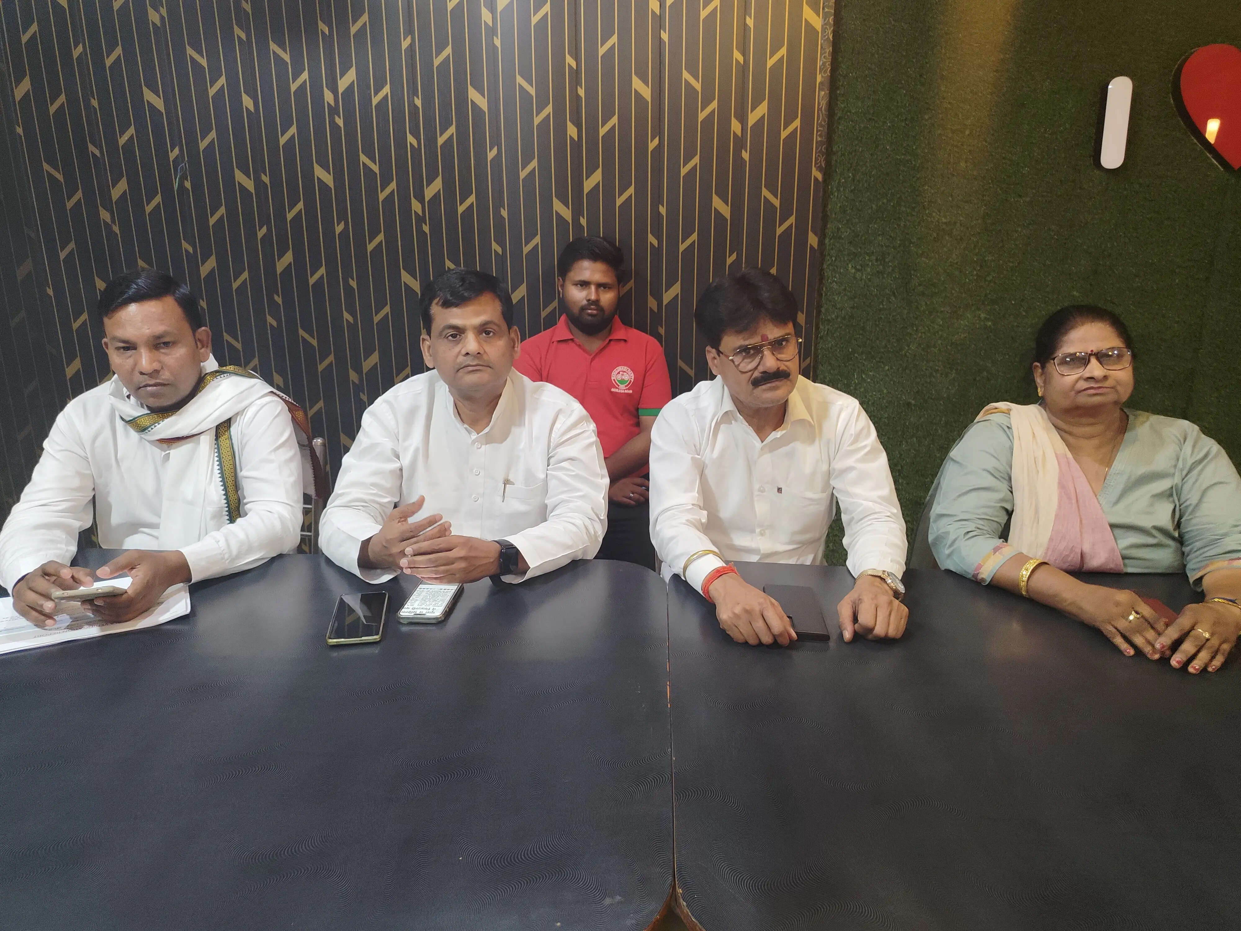 पूर्व मुख्यमंत्री अखिलेश यादव व राहुल गांधी के पुतला दहन से सपा नेता नाराज, कार्यवाही की मांग