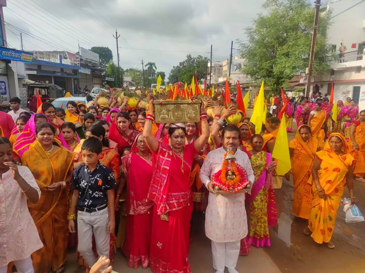 श्रीमद भागवत कथा महोत्सव के पूर्व निकली कलश यात्रा