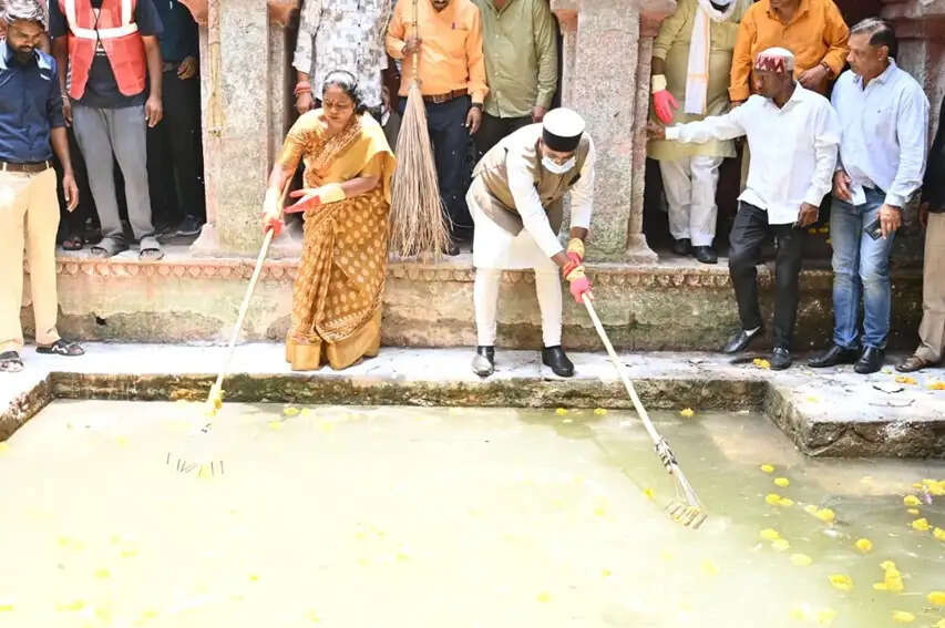 मंत्री सारंग ने द्वारका नगर में बावड़ी की सफाई कर किया श्रमदान, कहा- जल स्रोतों का संरक्षण जरूरी
