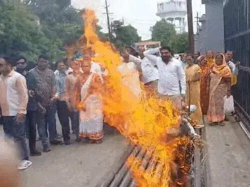 भोपाल में कांग्रेस का नगर निगम मुख्यालय पर प्रदर्शन, मास्टर प्लान लागू करने और व्यापारियों को राहत देने की मांग