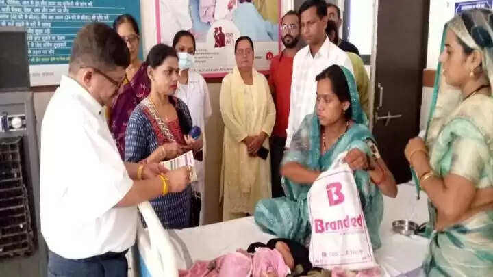 भोपालः सीएमएचओ ने लिया बैरसिया की स्वास्थ्य सेवाओं का जायजा