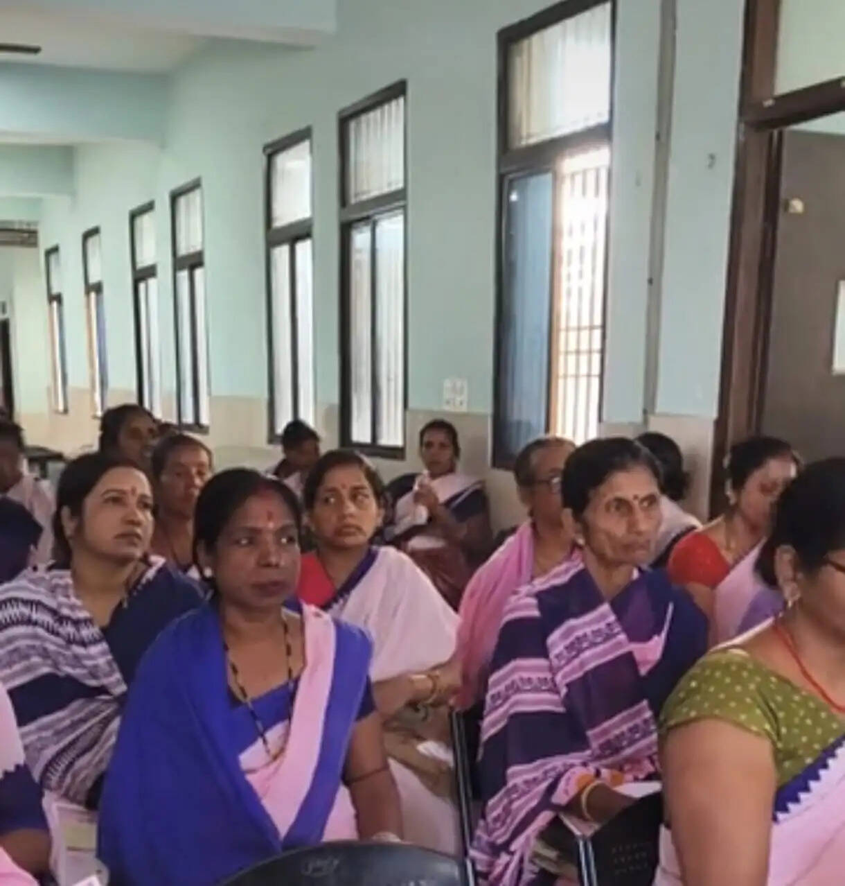 अनुमंडल अस्पताल में आशा कार्यकर्ताओं की बैठक में सर्वेक्षण चर्चा के साथ लू से बचाव का दिया गया निर्देश