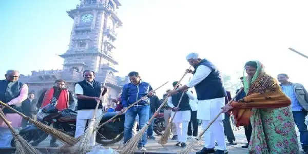 सुशासन दिवस पर केंद्रीय जलशक्ति मंत्री ने सफाई अभियान का शुभारंभ किया