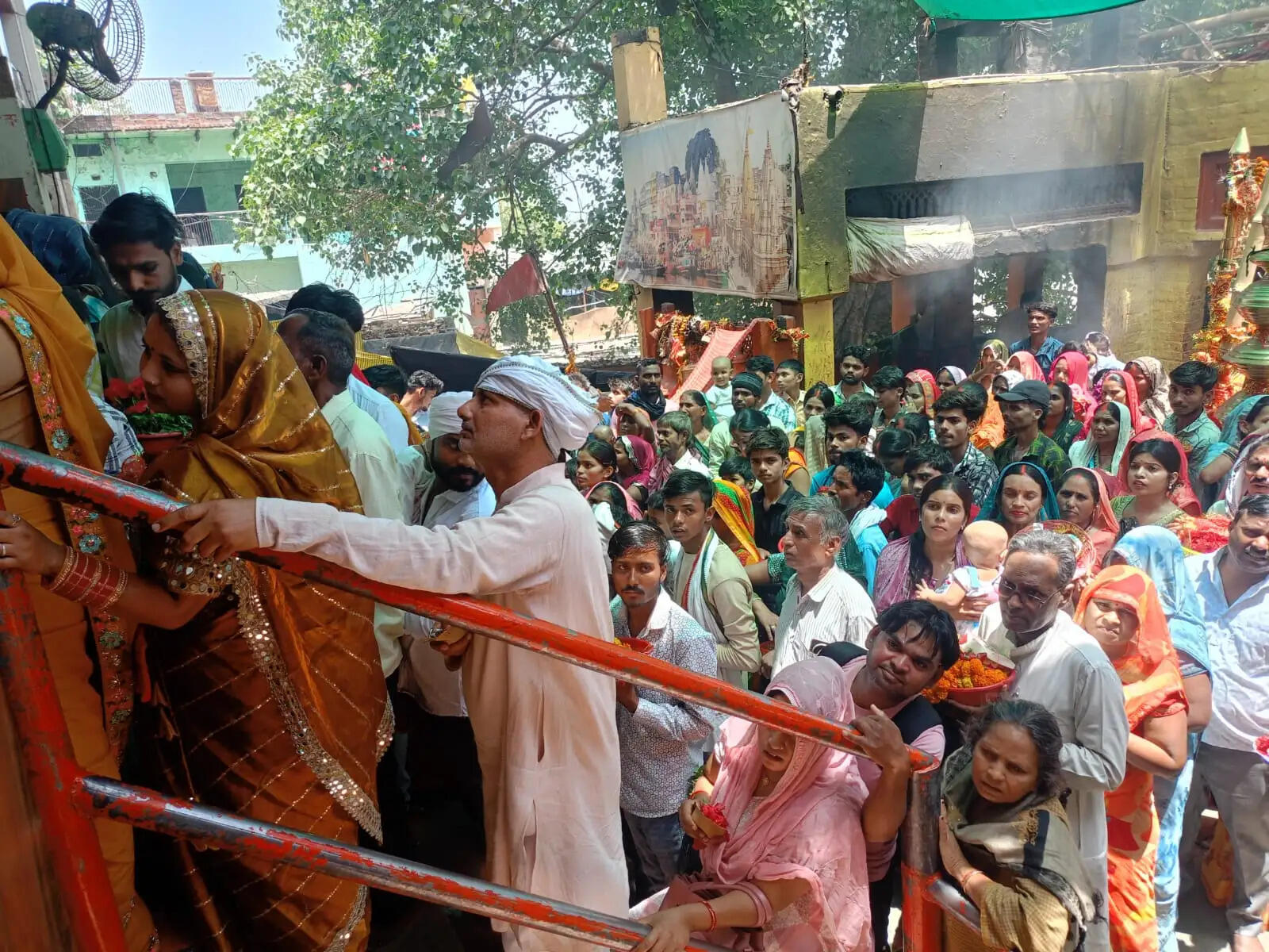 मीरजापुर: बड़ी शीतला माता धाम में 251 किलो खीर का भोग, उमड़ी श्रद्धालुओं की भीड़