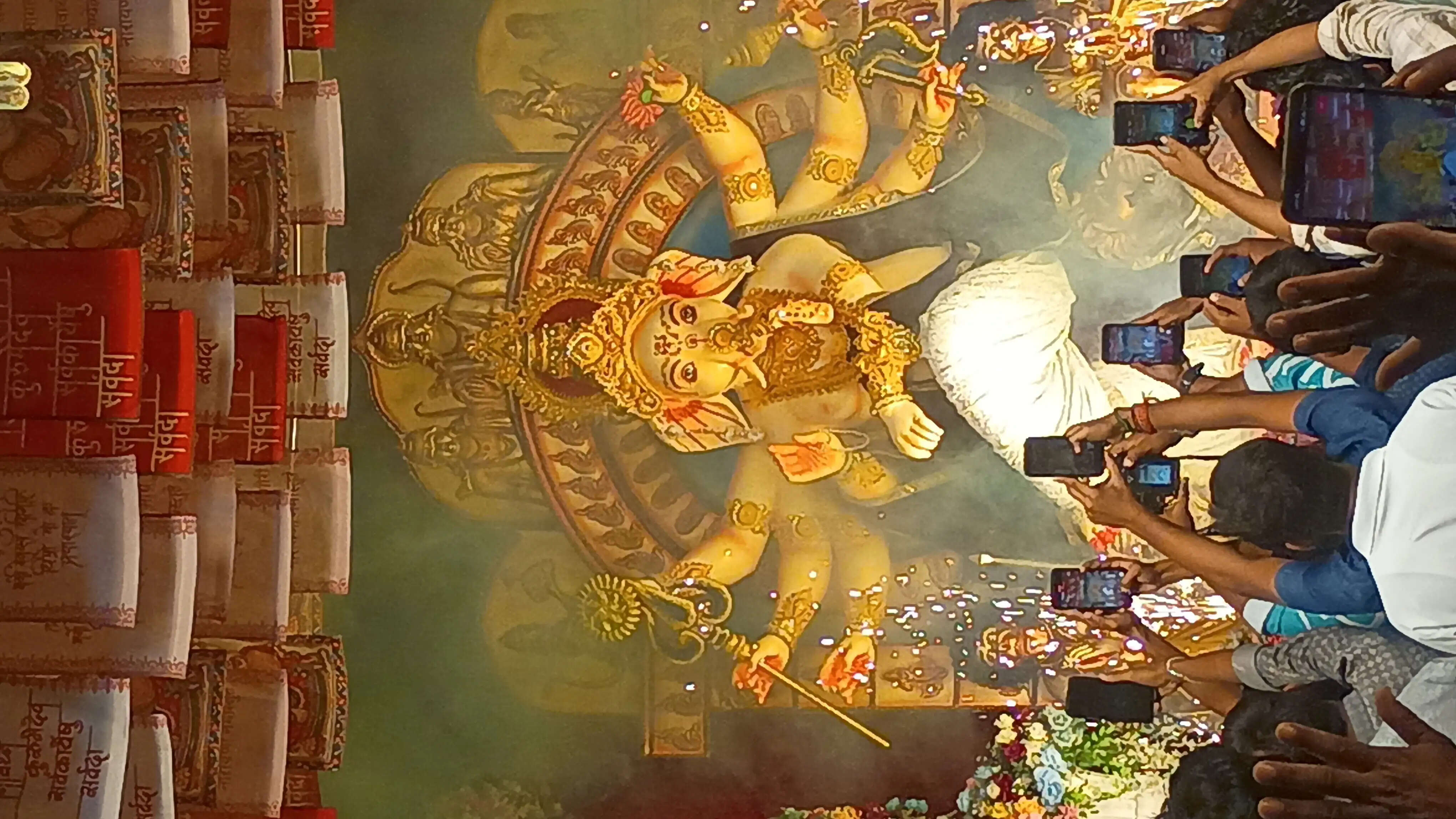 गणेश चतुर्थी पर भक्तों ने स्थापित की भगवान गणेश की भव्य प्रतिमा