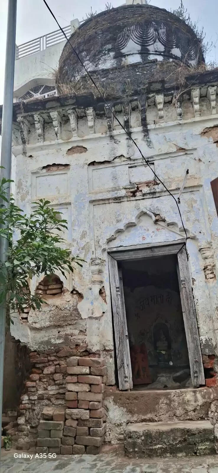 डेढ़ सौ वर्ष पुराना शिव मंदिर खंडहर में तब्दील, मरम्मत की उठी मांग