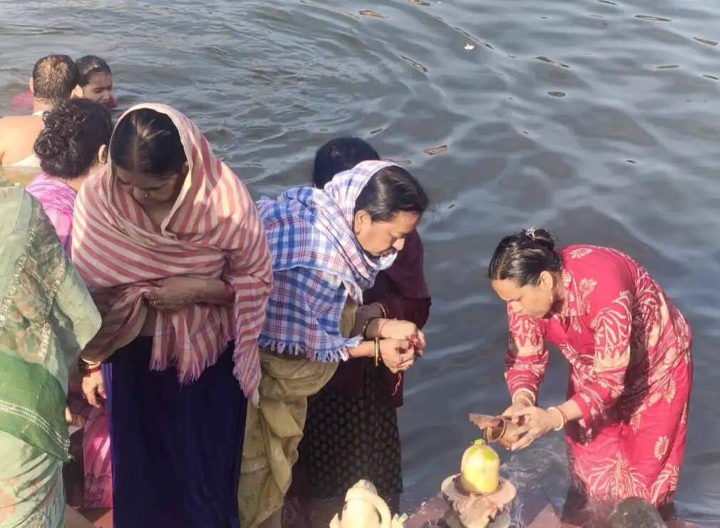 अनूपपुर:ज्येष्ठ अधिमास में मां नर्मदा के दर्शन-पूजन हेतु उमड़ रही श्रद्धालुओं की भीड़