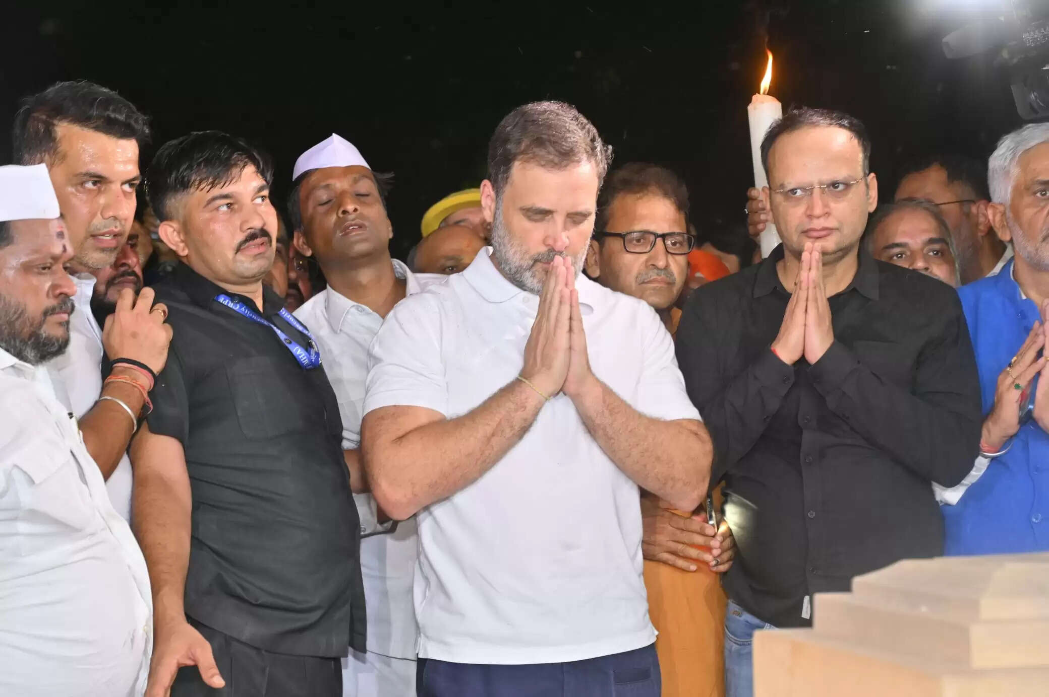 राहुल गांधी ने दिल्ली में निकाला कैंडललाइट मार्च, आतंकवादी हमले के पीड़ितों के प्रति जताई एकजुटता