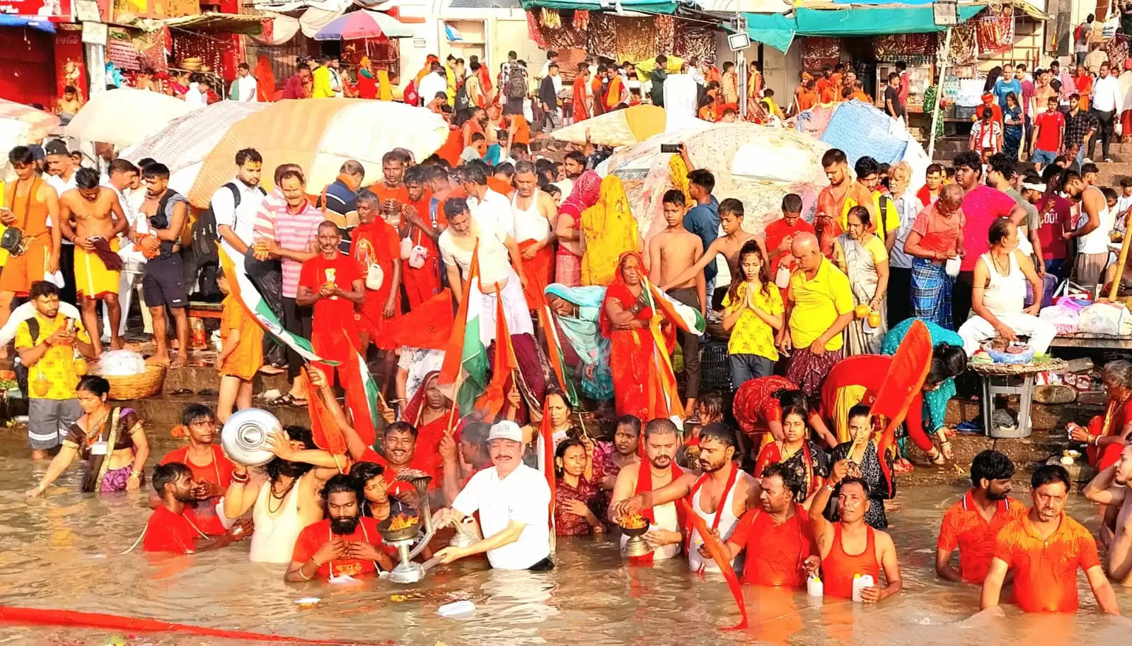 सावन के दूसरे सोमवार पर लाखों श्रद्धालुओं ने गंगा में लगाई डुबकी,हर—हर गंगे की गूंज