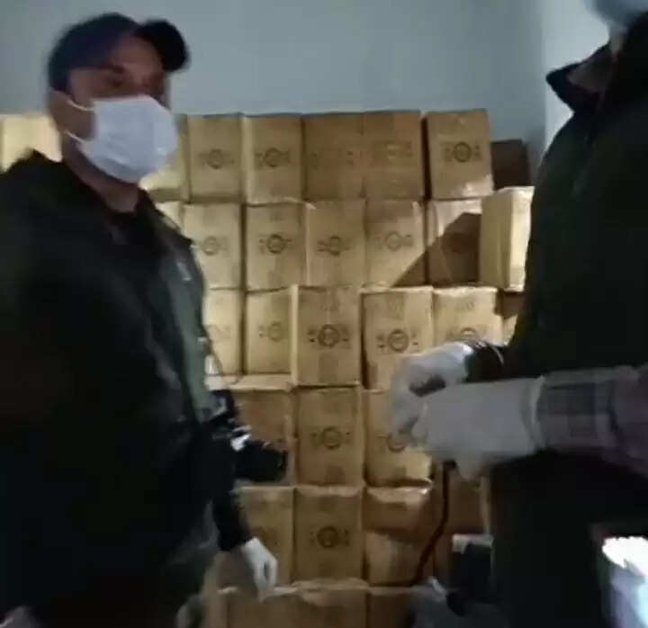 वाराणसी चंदौली बॉर्डर पर छापेमारी में पकड़ी गई 30 हजार कोडिंग कफ सिरप