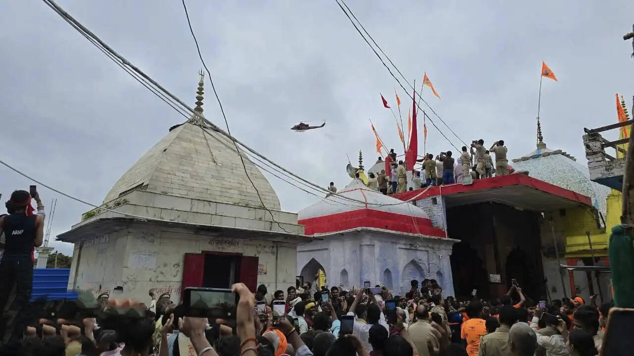 लोधेश्वर महादेवा में शिवभक्तों पर हेलीकॉप्टर से हुई पुष्पवर्षा